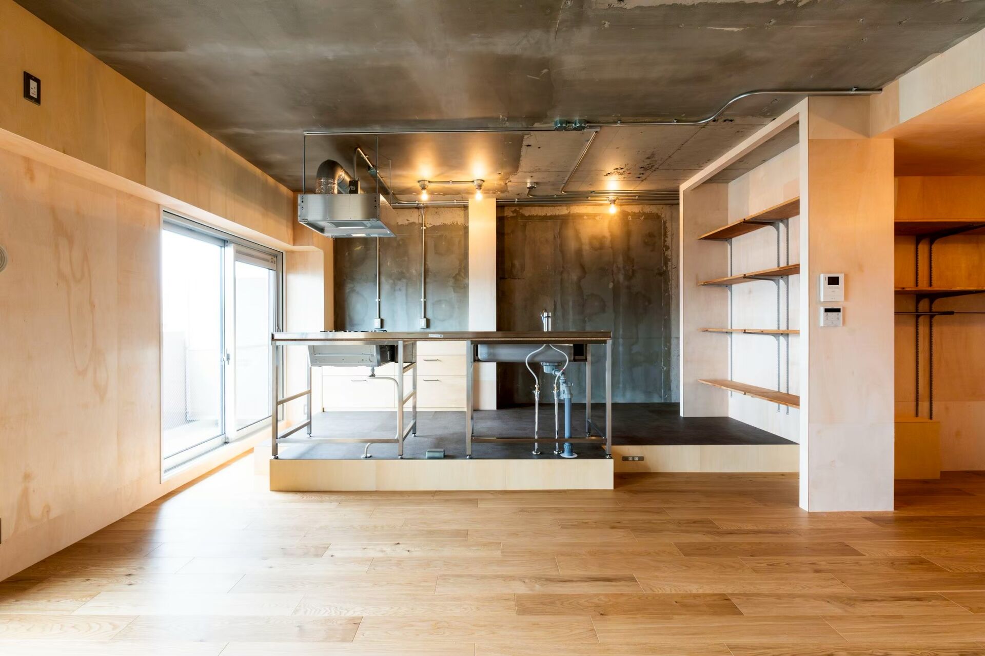マンションを大胆リノベーション！躯体コンクリートを活かした無機質な住まい